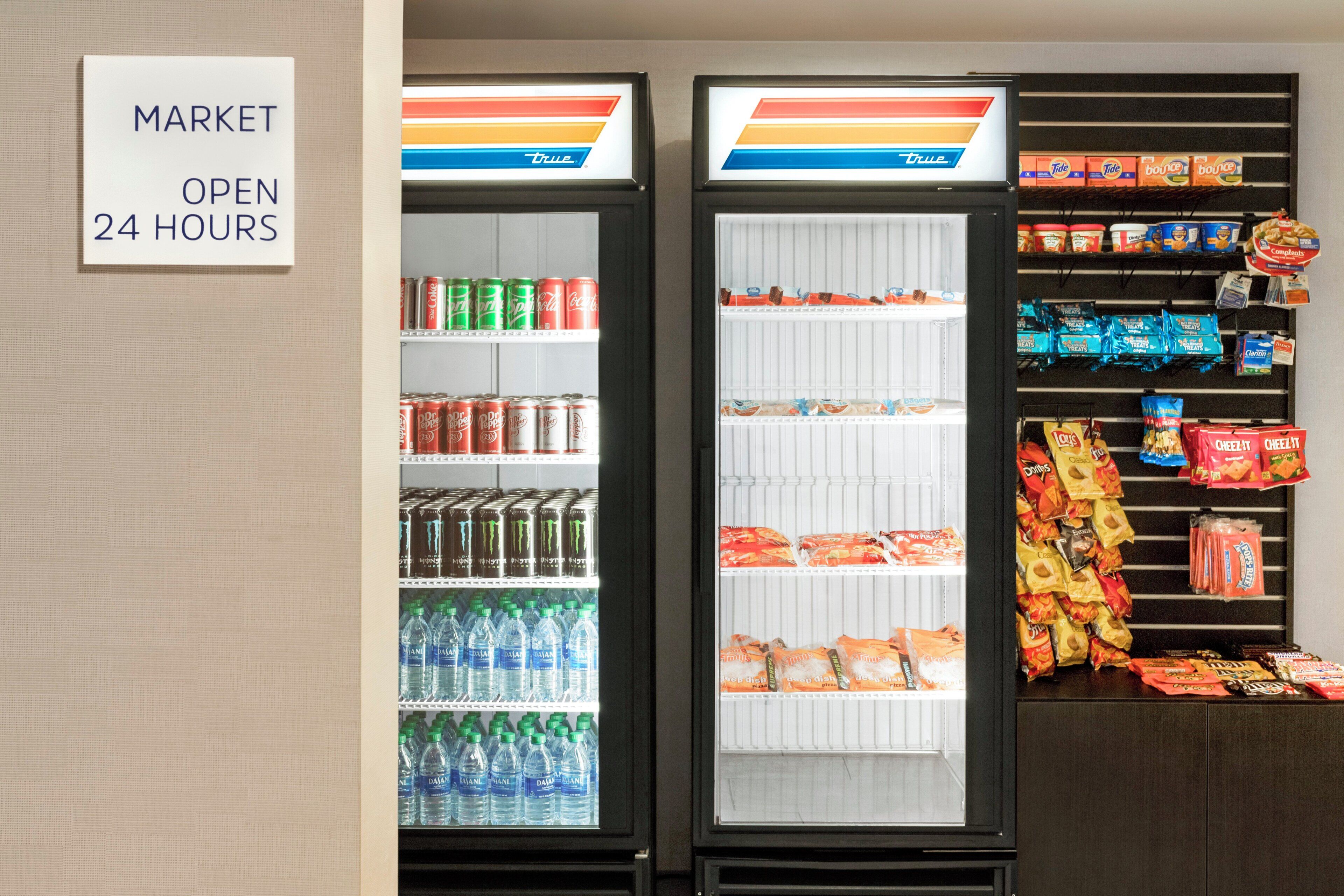 Een koelvitrine met verschillende drankjes en snacks.