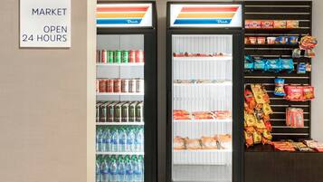 Een koelvitrine met verschillende drankjes en snacks.