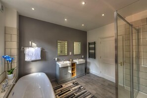 Amenidades de baño gratuitas, secadora de cabello, batas, pantuflas 