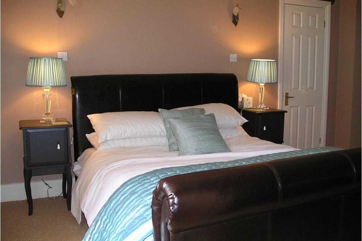 Chambre Premier lit dbl, sdb pr.