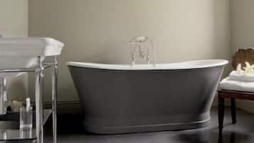 Shower, perlengkapan mandi gratis, pengering rambut, dan jubah mandi