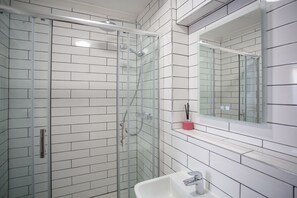 Deluxe Double Room, Ensuite (Front Facing) | Bathroom - The Buttery Hotel (Oxford)