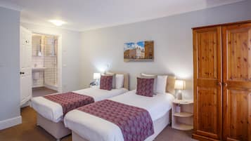 Superior Twin Room, Ensuite (Front Facing)