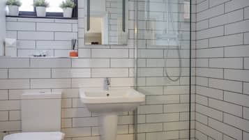 Superior Twin Room, Ensuite (Front Facing) | Bathroom