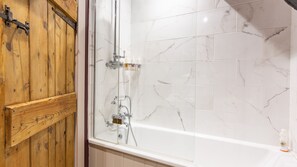 Kahden hengen superior-huone (yksi tai kaksi sänkyä) | Kylpyhuone | Sadesuihkupää, designer-hygieniatuotteet, hiustenkuivaaja, pyyhkeet