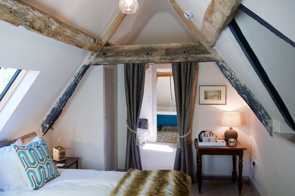 Romantic Suite | Peralatan tempat tidur premium, dihias secara berasingan