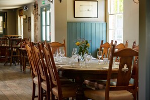 Aperto a colazione, pranzo e cena, cucina britannica 