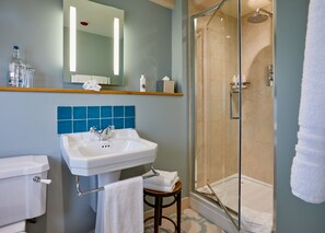 Camera doppia (Small) | Bagno | Soffione a pioggia, set di cortesia firmato, asciugacapelli, asciugamani