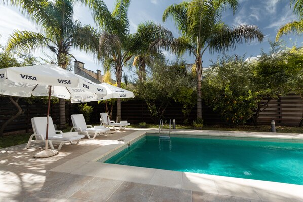 Außenpool (je nach Saison geöffnet), Sonnenschirme