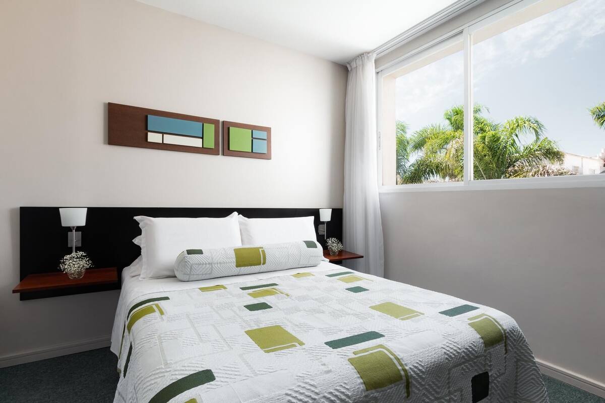 Minibar, in-room safe, blackout drapes, WiFi (free)