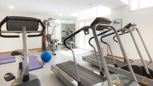 A gym with treadmills, exercise balls, and various fitness equipment. - Gran Hotel Fray Bentos (Fray Bentos)