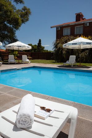 Outdoor pool, pool loungers - Gran Hotel Fray Bentos (Fray Bentos)