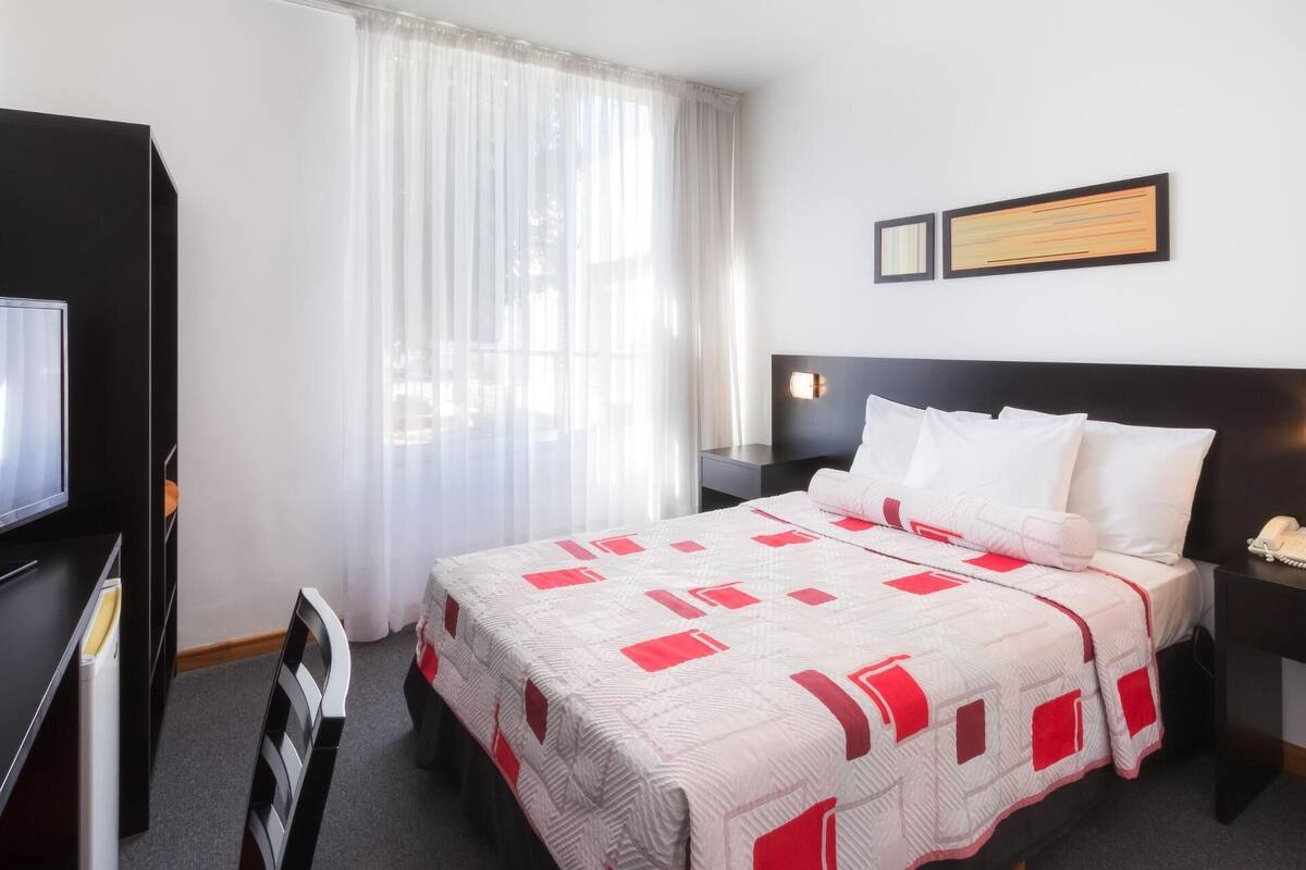 Minibar, in-room safe, desk, WiFi (free)