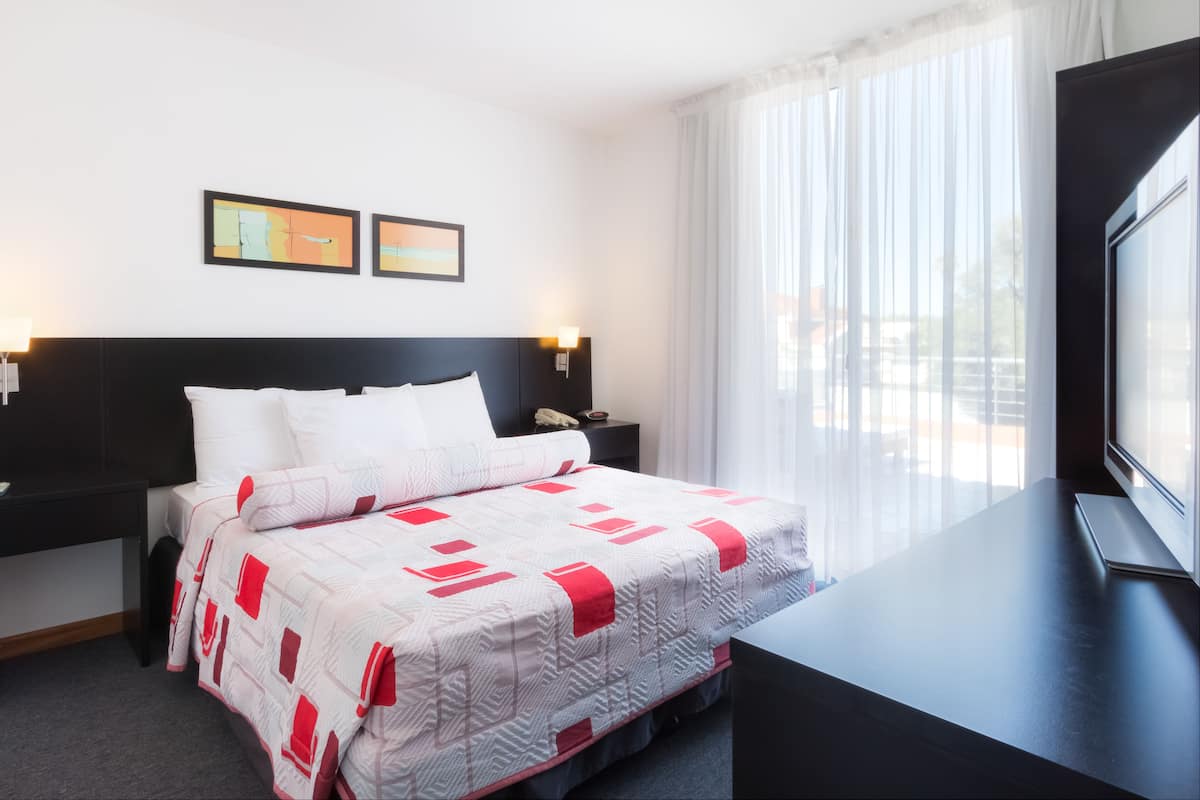 Een minibar, een kluis op de kamer, een bureau, gratis wifi