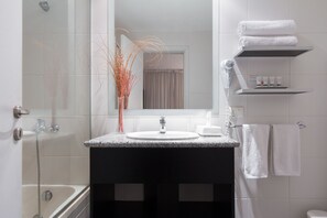 Habitación estándar | Minibar, caja de seguridad en la habitación, escritorio y wifi gratis 