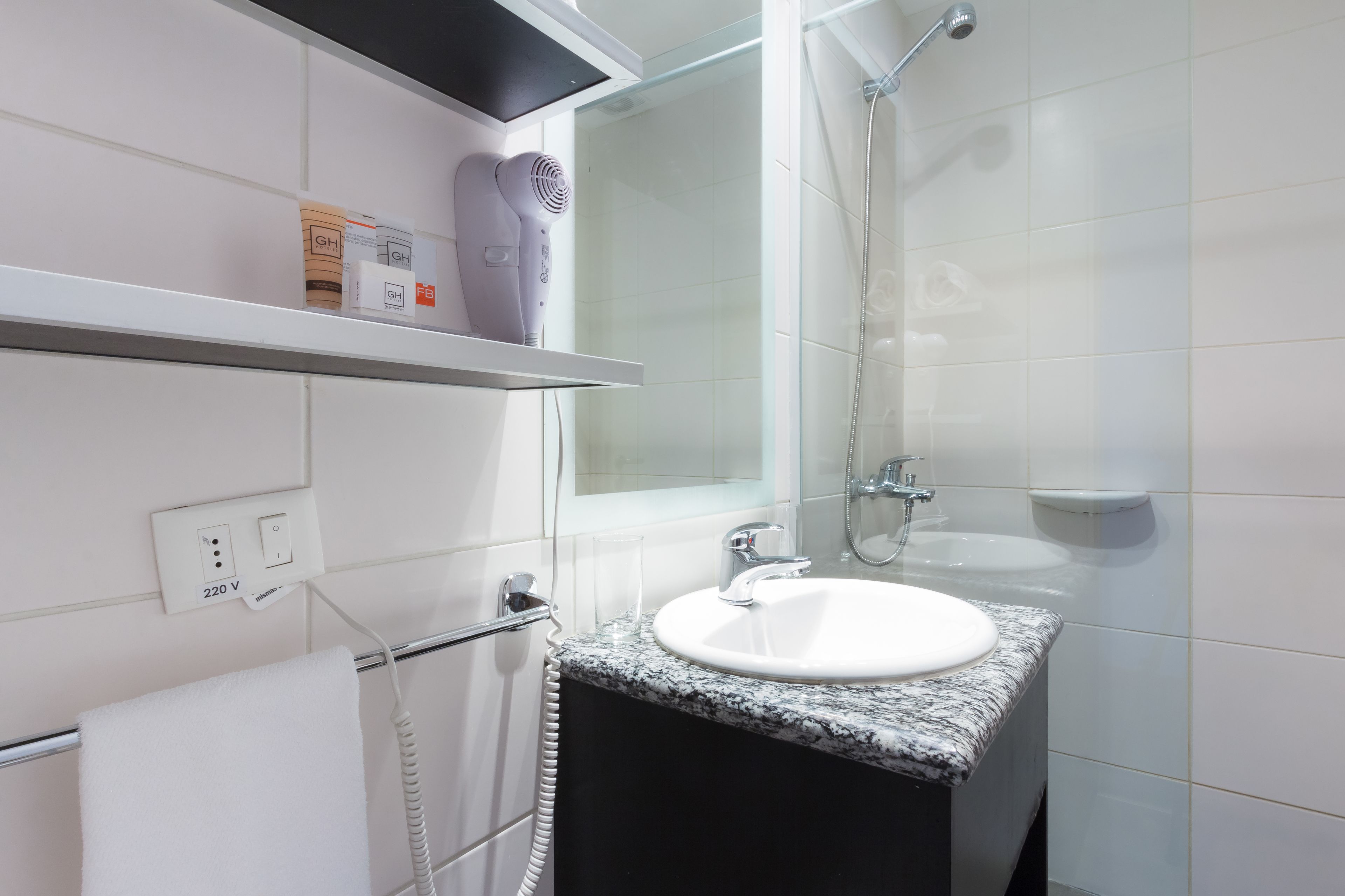 superior double room | minibar, in-room safe, desk, free wifi