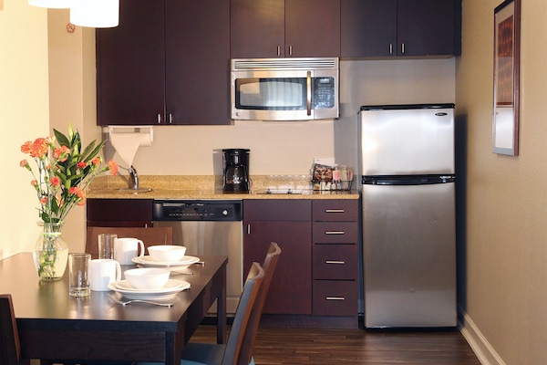 Refrigerador, microondas, placa de cocina, lavavajillas