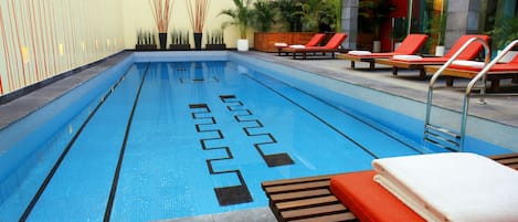 Inomhuspool, utomhuspool och solstolar