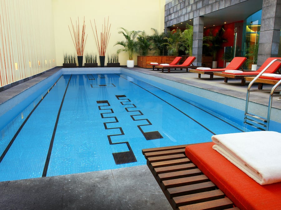 Una piscina techada, una piscina al aire libre