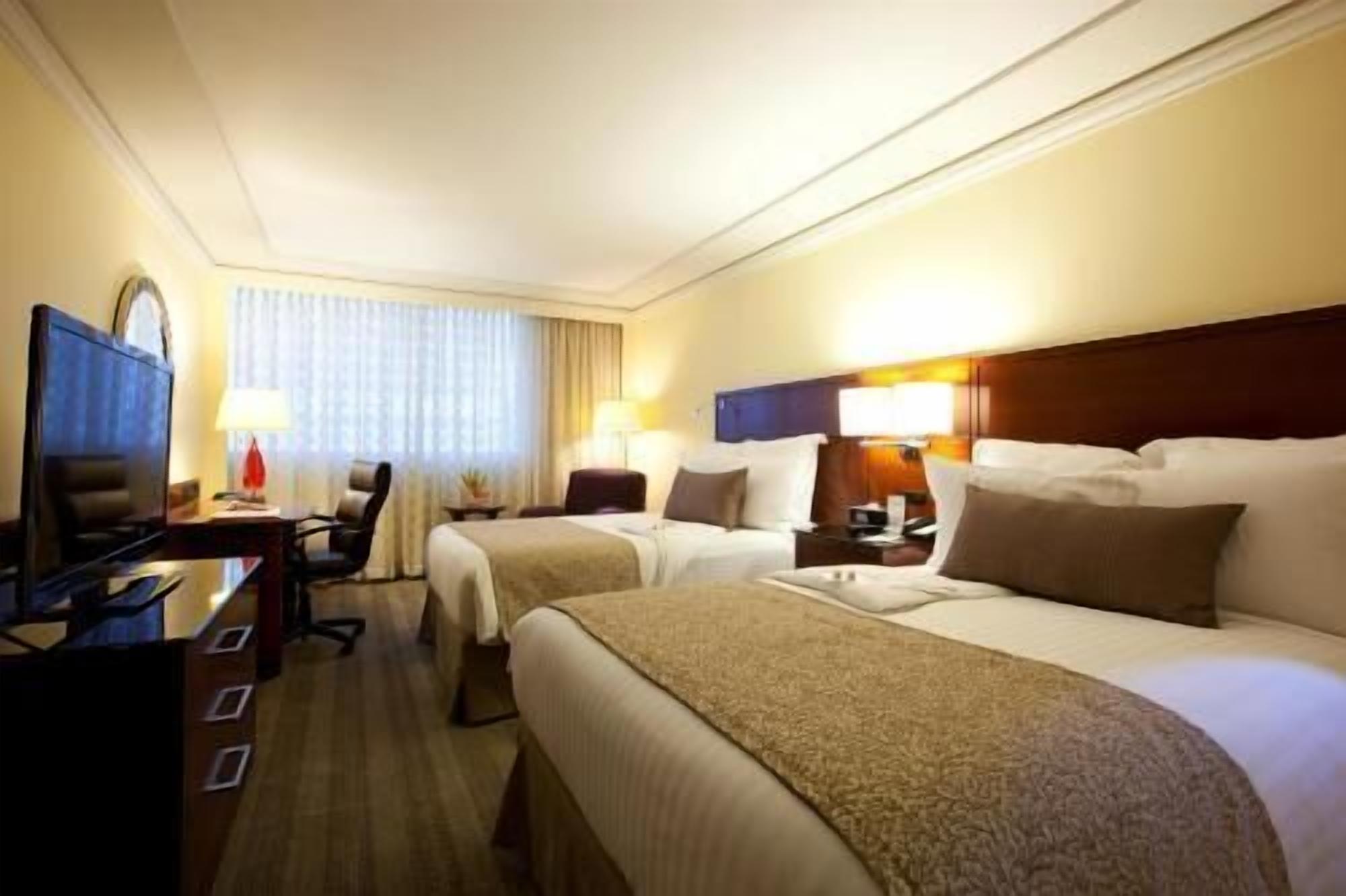 Nệm có lớp đệm bông, minibar, két bảo mật tại phòng, bàn 