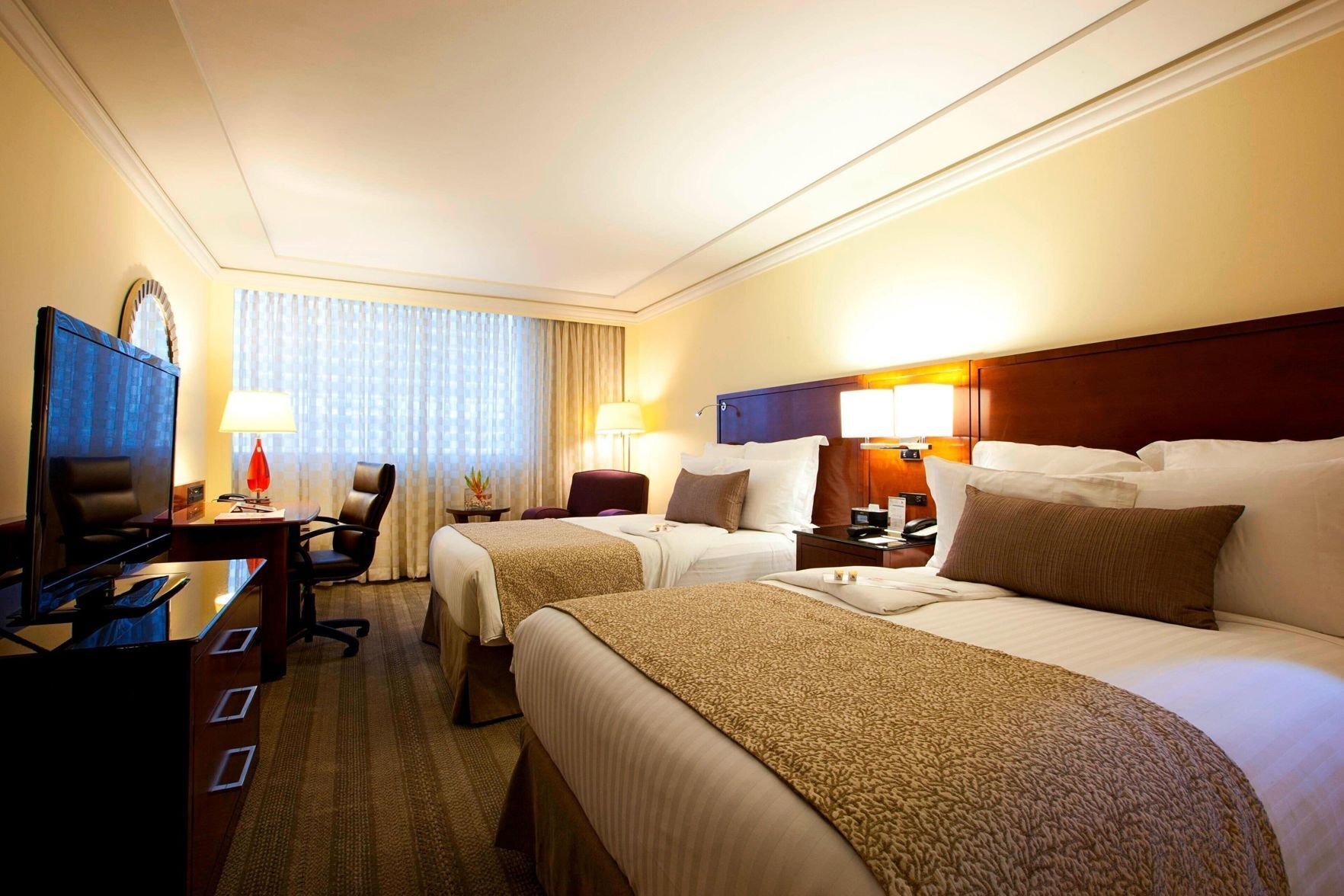 Nệm có lớp đệm bông, minibar, két bảo mật tại phòng, bàn 