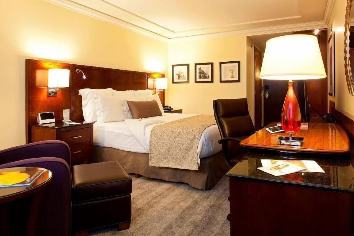 Nệm có lớp đệm bông, minibar, két bảo mật tại phòng, bàn