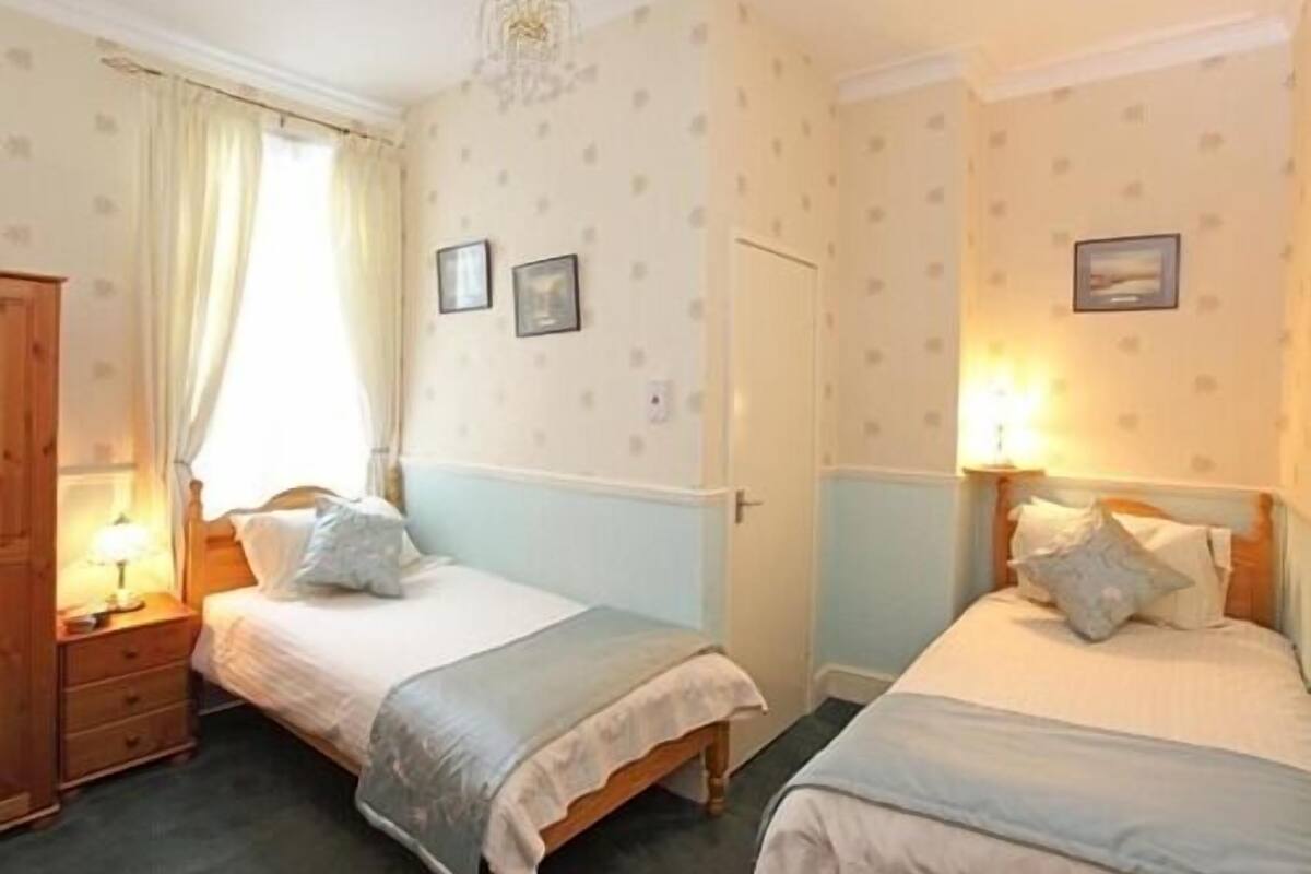 Twin Room, Ensuite (Ground Floor) | Free WiFi, bed sheets