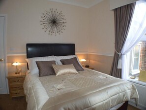 Standaard tweepersoonskamer, en-suite badkamer (1st Floor) | Gratis wifi, beddengoed