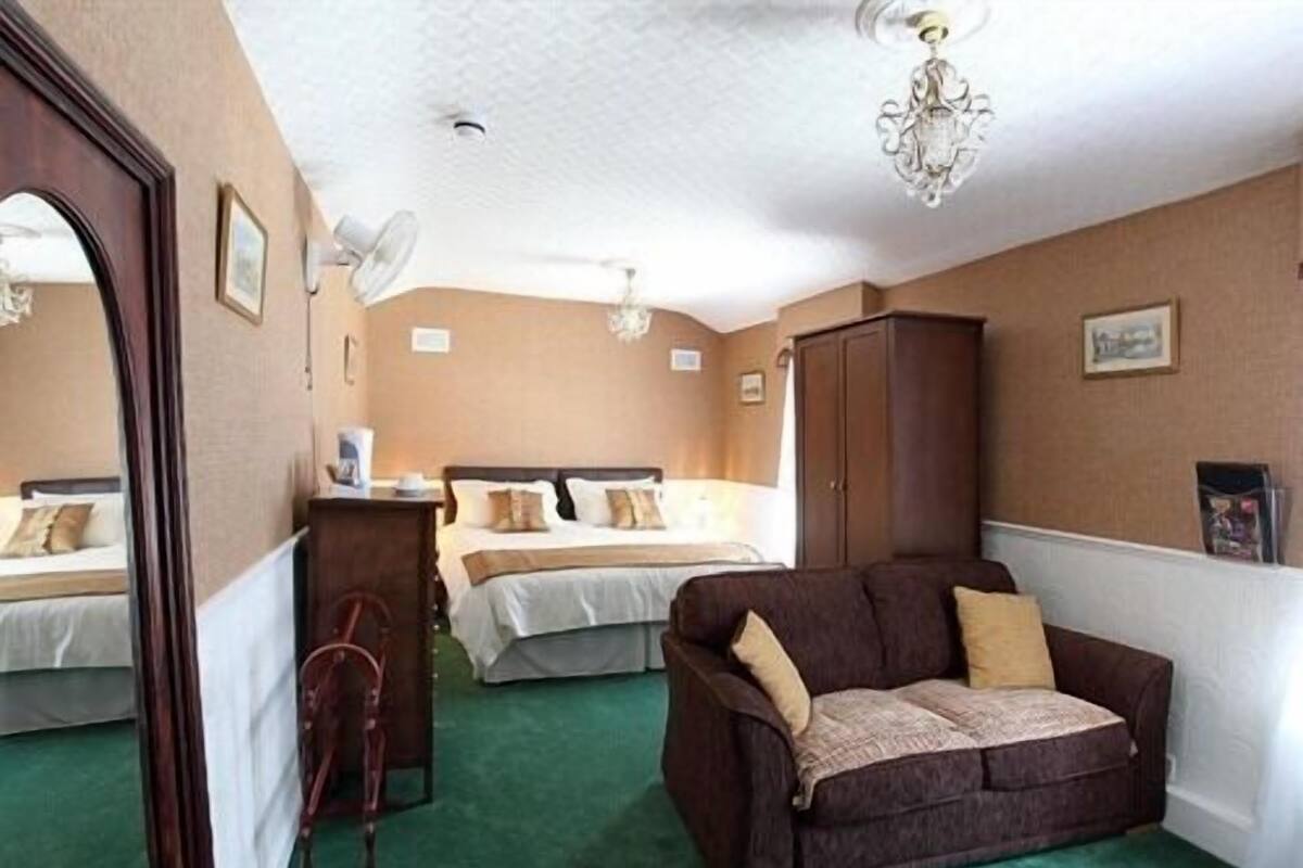 Family Suite, Ensuite (1st Floor) | Free WiFi, bed sheets