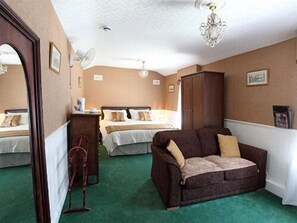 Suite familiar, baño privado (1st Floor) | Wifi gratis y ropa de cama