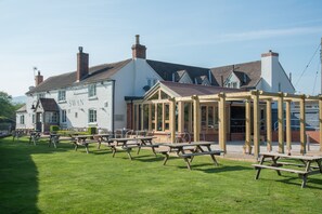 Exterior - The Swan Inn (Worcester)