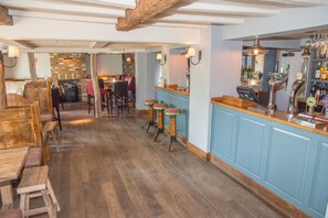 Bar (on property) - The Swan Inn (Worcester)