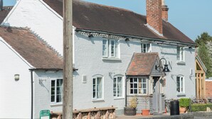 A white building with a sign that reads "SWAN." - The Swan Inn (Worcester)