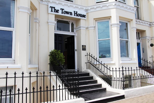 Un edificio con un letrero que dice "The Town House".