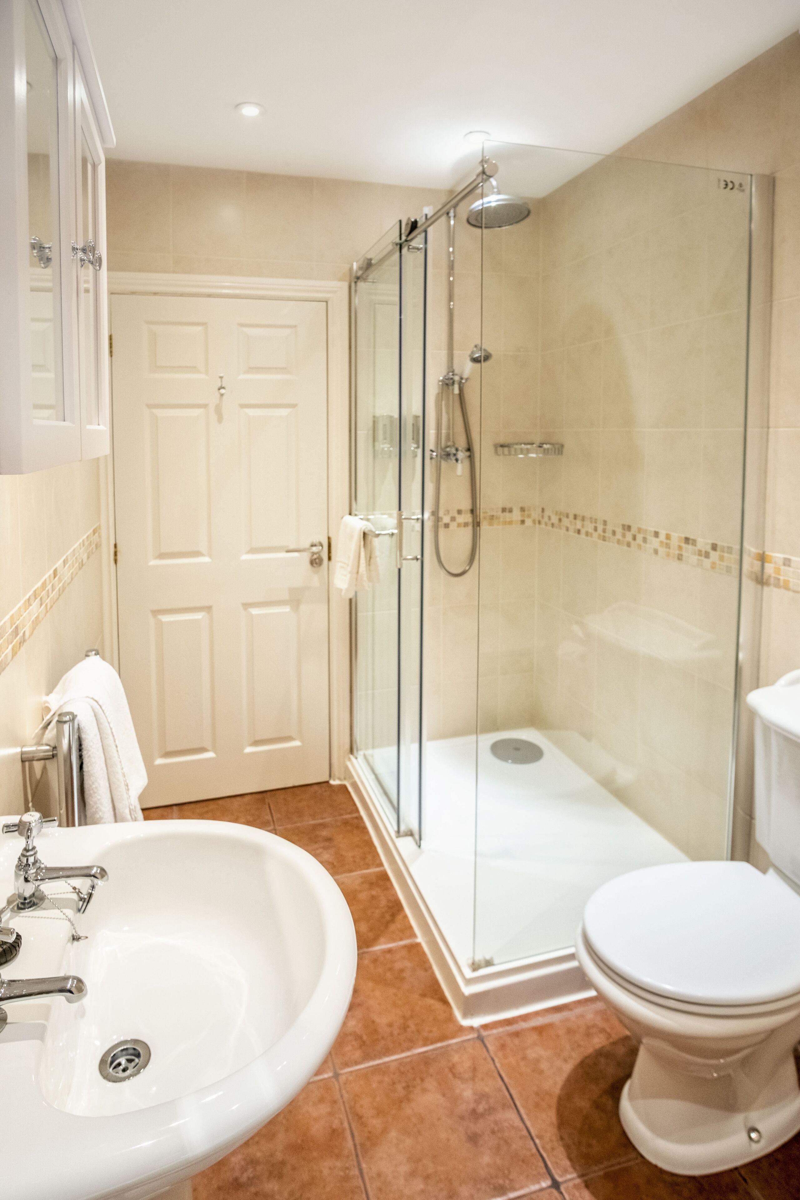 luxury apartment, 1 bedroom, sea view | bathroom | shower, free toiletries, hair dryer, bathrobes