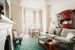 Premium-Apartment, 2 Schlafzimmer, Meerblick | Wohnbereich