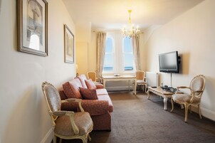 Appartamento Luxury, 1 camera da letto, vista mare | Area soggiorno | TV a schermo piatto, giocattoli