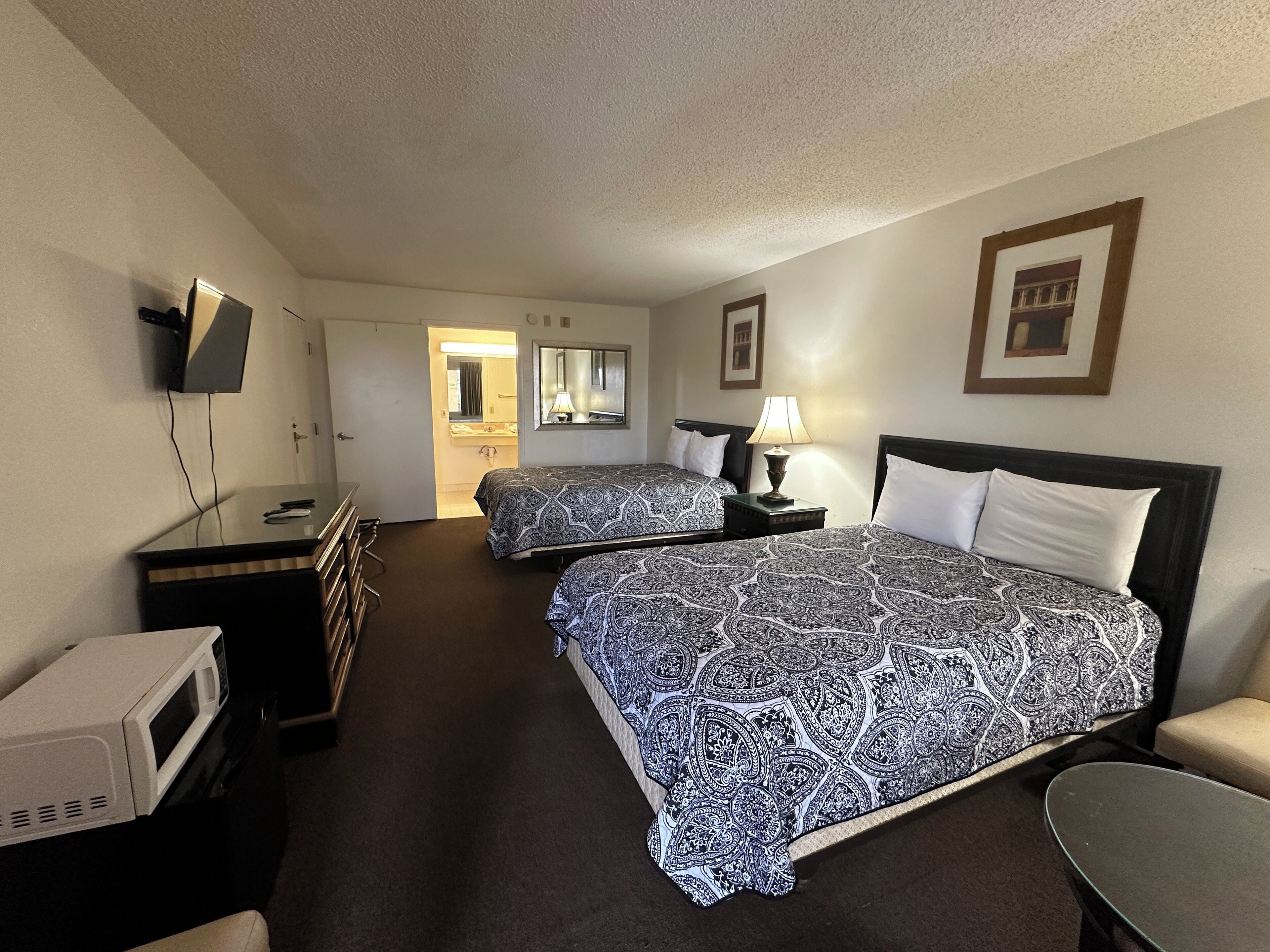 Escritorio, tabla de planchar con plancha y ropa de cama 