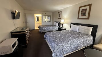 Escritorio, tabla de planchar con plancha y ropa de cama