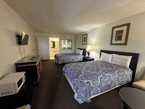 Desk, iron/ironing board, bed sheets - Hotel O Super Value Inn Richland (Richland)