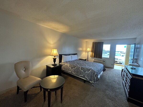 Chambre, 1 très grand lit, non-fumeurs | Bureau, fer et planche à repasser, draps fournis