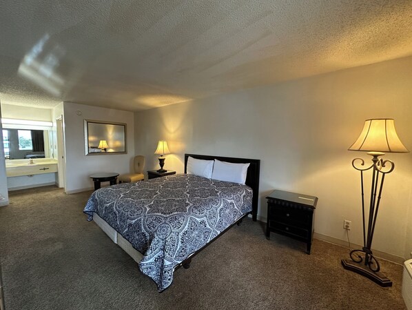 客房, 1 张特大床, 无烟房 | 办公桌、熨斗/熨衣板、床单