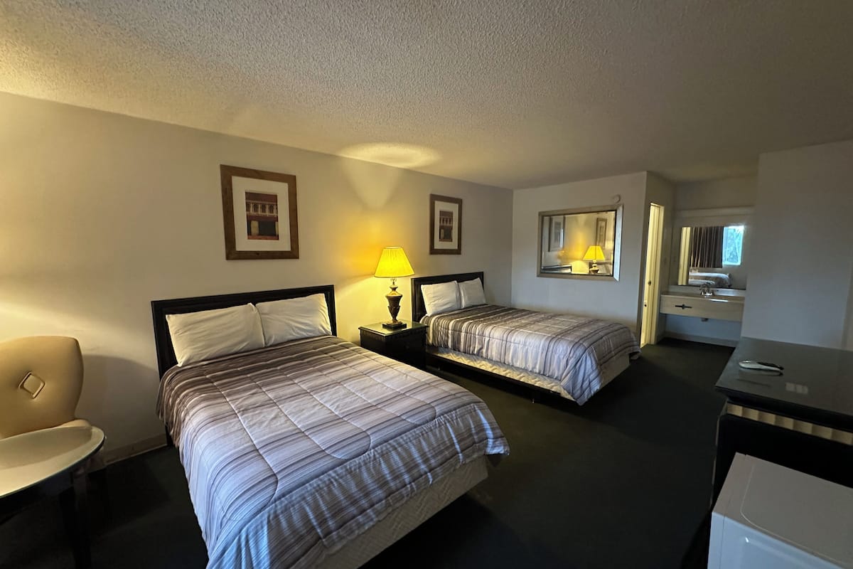 Skrivbord, strykjärn/strykbräda och sängkläder