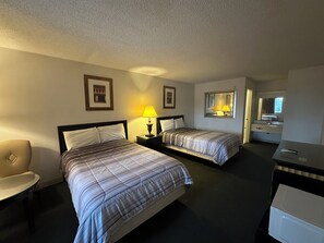 Skrivbord, strykjärn/strykbräda och sängkläder