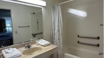 Room, 1 King Bed, Non Smoking | Bathroom