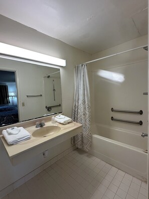 Rum - 1 kingsize-säng - icke-rökare | Badrum | Gratis toalettartiklar och handdukar