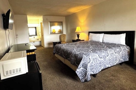 Desk, iron/ironing board, bed sheets. Super Value Inn Richland Near Americus US 280