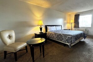 Työpöytä, silitysrauta/-lauta, vuodevaatteet