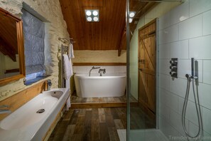 Chambre Standard double (The Acorn Loft) | Salle de bain | Articles de toilette griffés, séchoir à cheveux, peignoirs