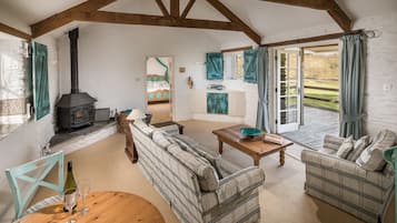 Cottage Cao cấp (The Meadow Barn) | Phòng khách | TV màn hình phẳng